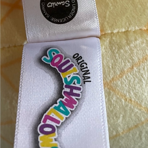 Pineapple HELLO KITTY Squishmallow - Picture 8 of 8